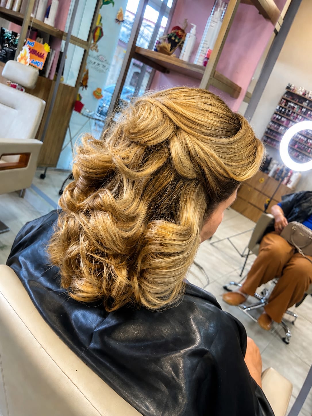 Penteado semi-preso com ondas iluminadas