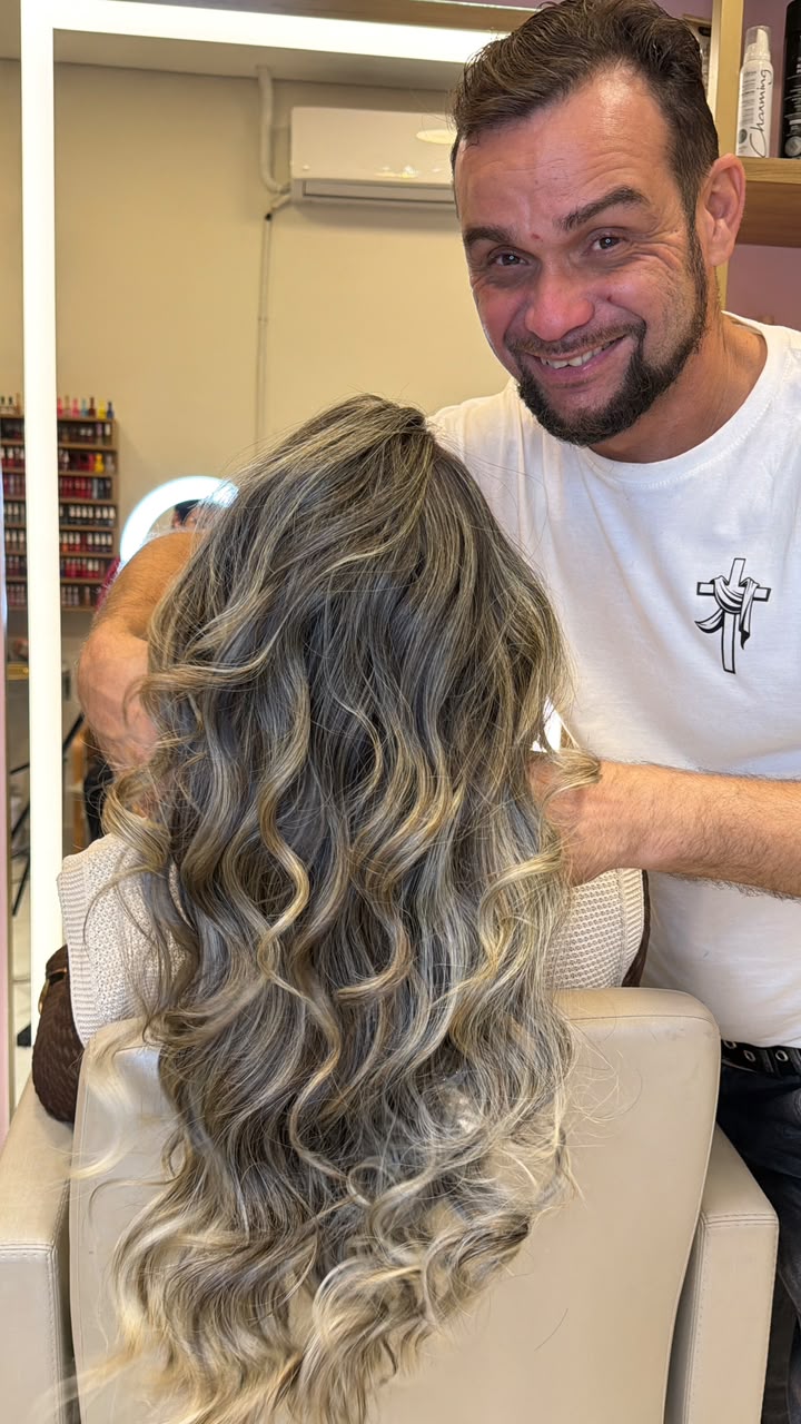 Felipe Marques finalizando ondas platinadas
