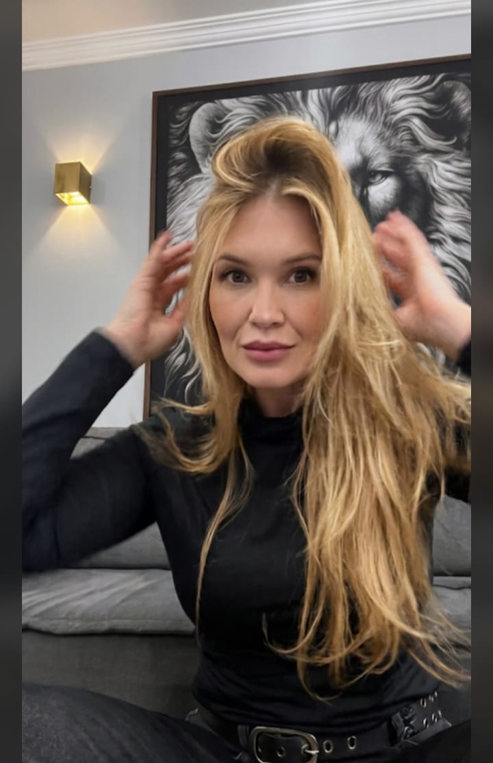 Loira com mechas iluminadas e volume natural