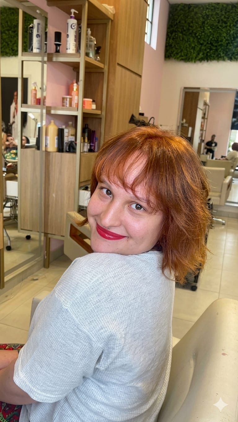 Ruivo cobre com franja e corte bob
