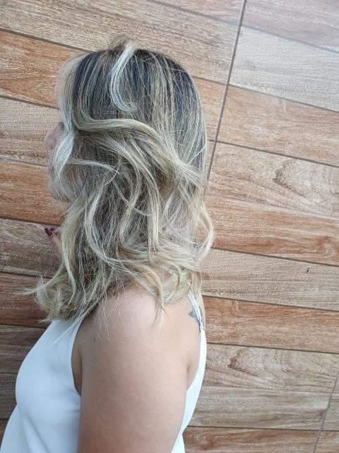Loira com mechas laterais e ondas