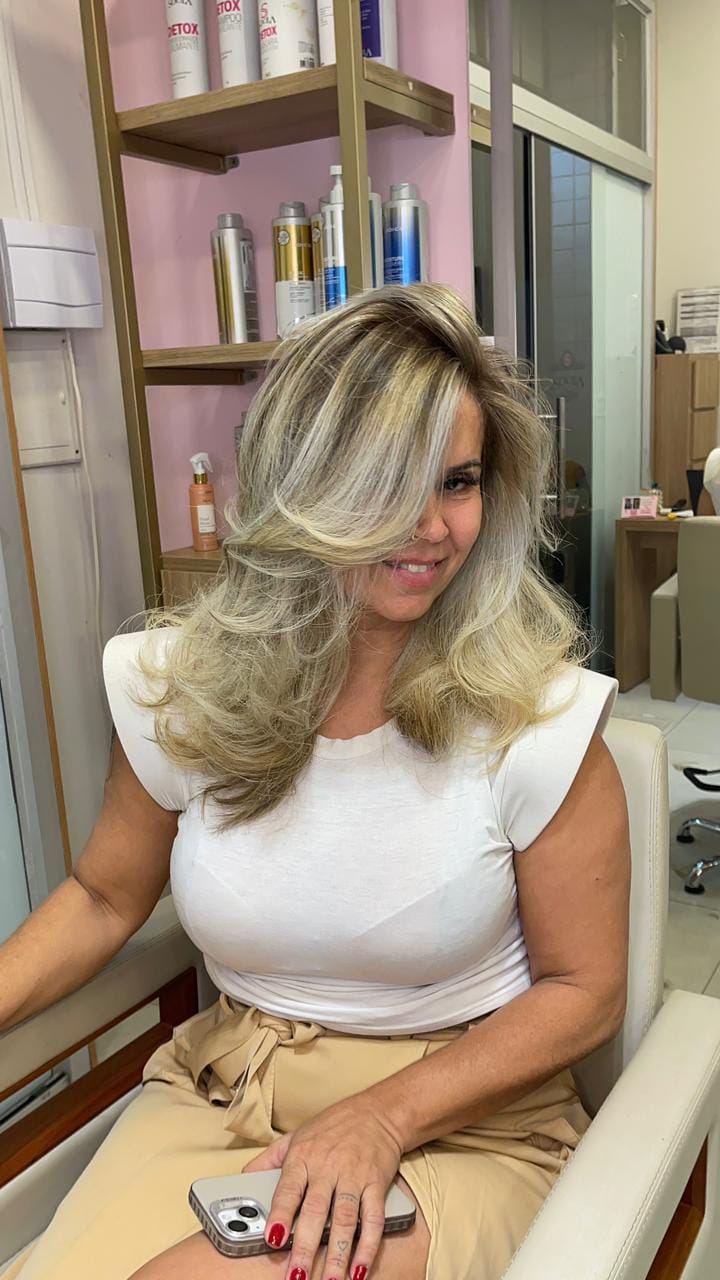 Loira com volume e brilho