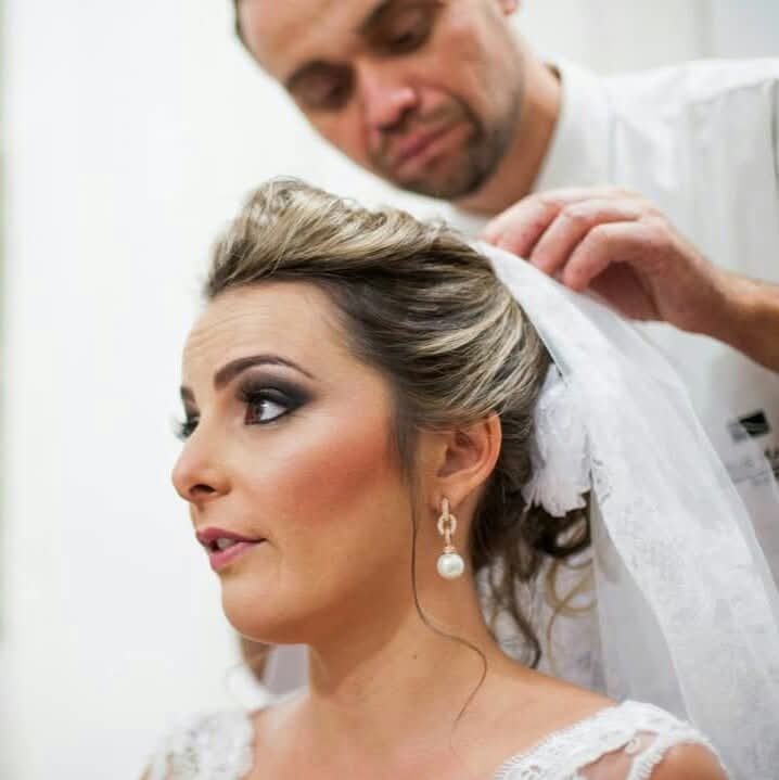 Penteado de noiva com véu por Felipe Marques
