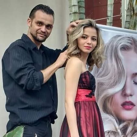 Felipe Marques com cliente loira