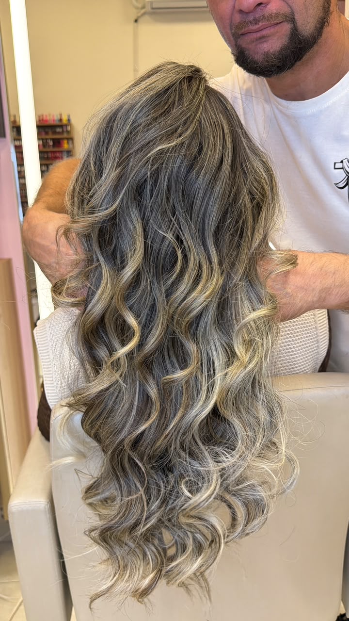 Mechas platinadas em ondas longas