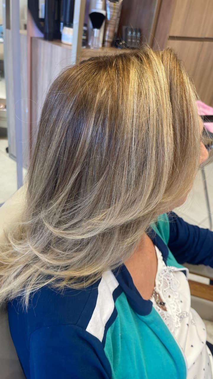 Mechas iluminadas com raiz esfumada