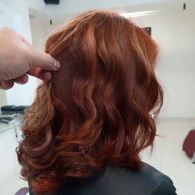 Ruivo cobre acetinado em ondas